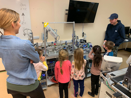 Nysgjerrige barn på forskningsfabrikk